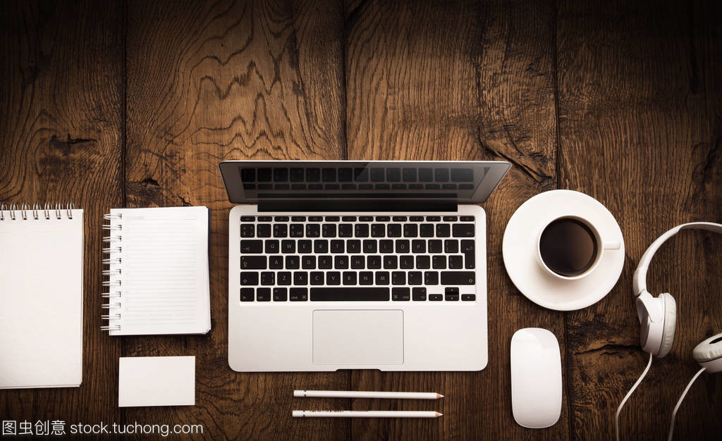 现代办公设备与木制桌面 和谐共处，高效办公的艺术